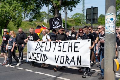 Hohe Aufmerksamkeit: Mitglieder der Jungen Nationalisten (JN)  demonstrieren im Mai gegen den CSD in Dresden. 